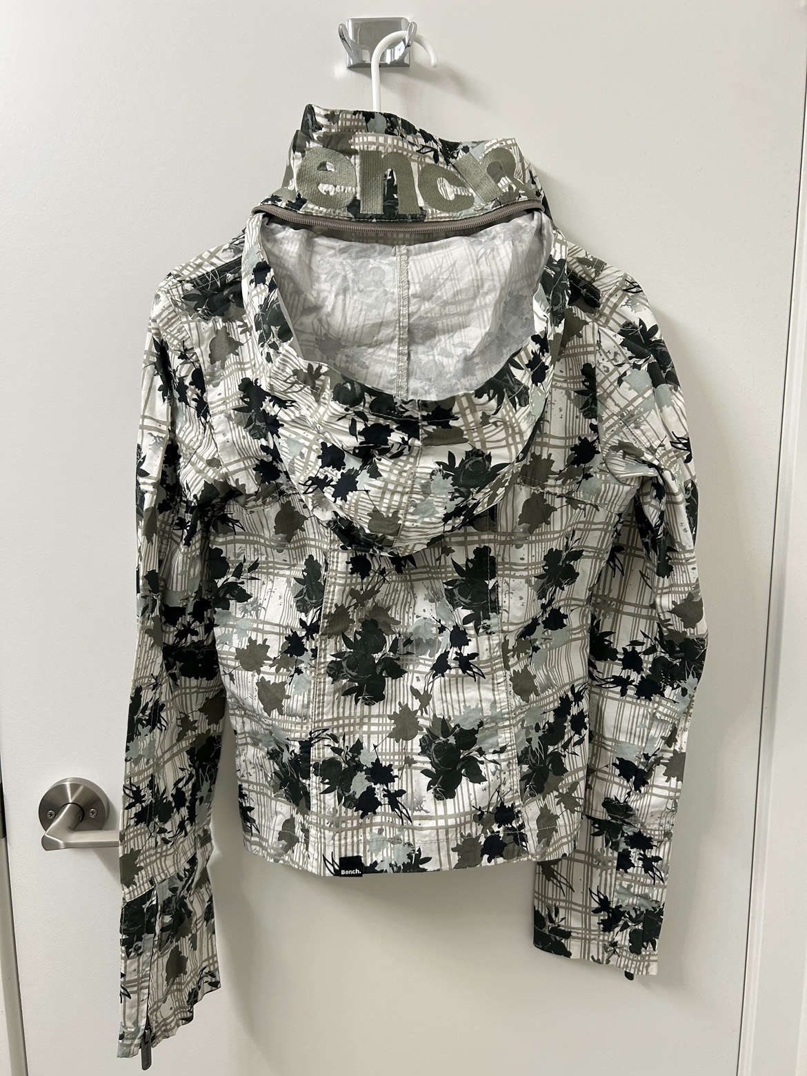 Bench jacket with hoodie image indicator(4)