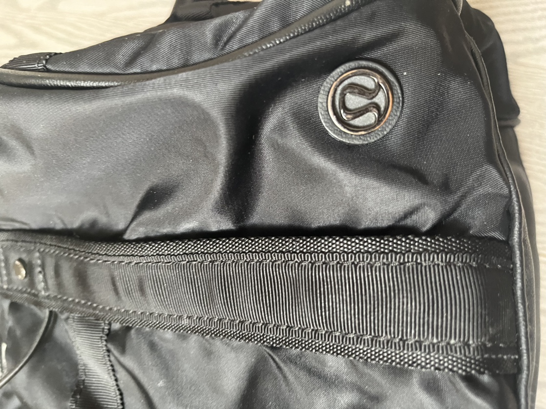 Lululemon gym duffle bag image indicator(5)
