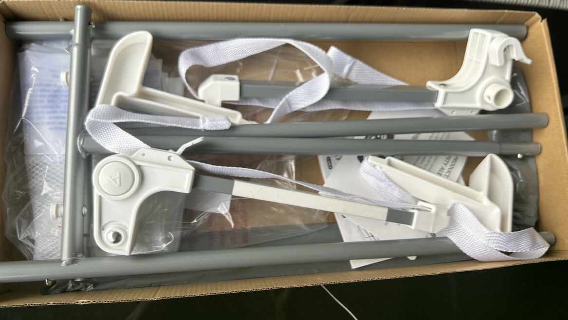 REGALO SWING DOWN CRIB RAIL - photo 3