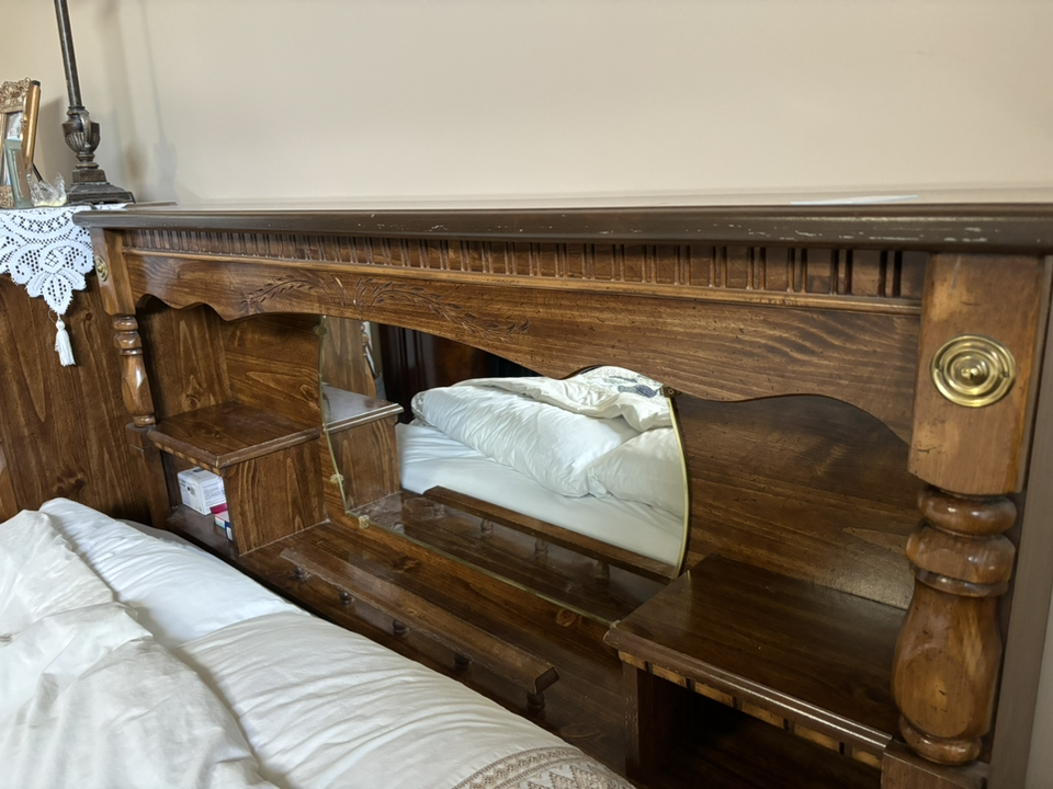 9 piece Queen bedroom set solid wood