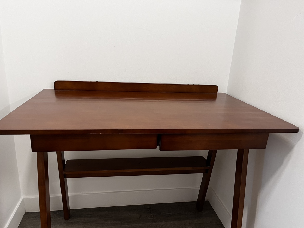 Desk - photo 5