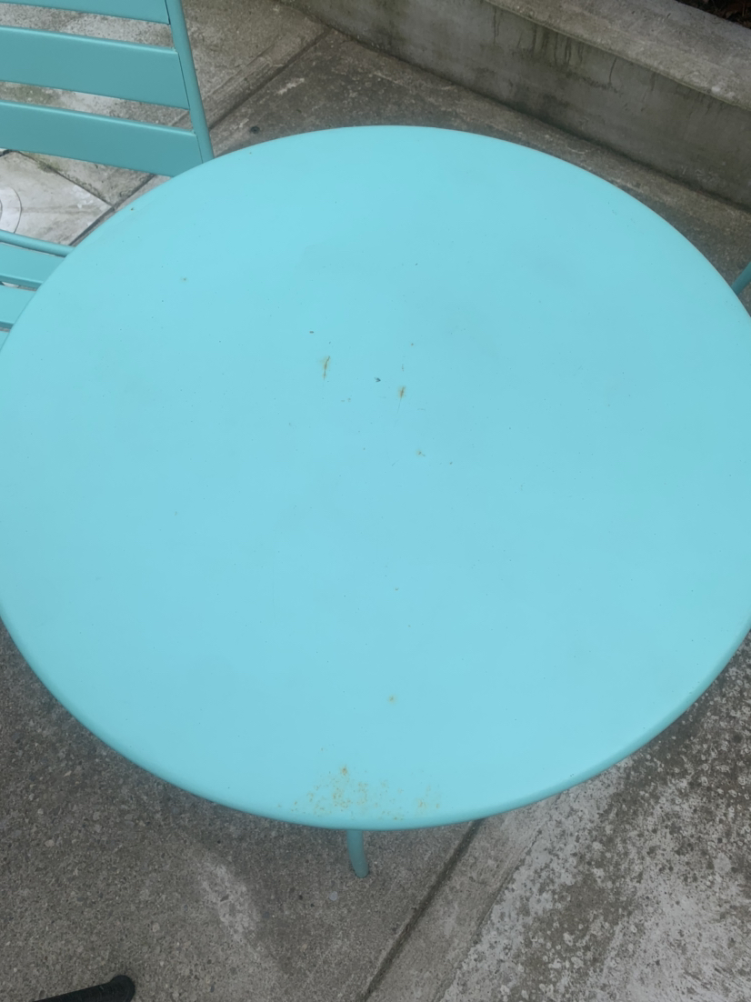 Round Outdoor table & 2 chairs 20$ image indicator(2)