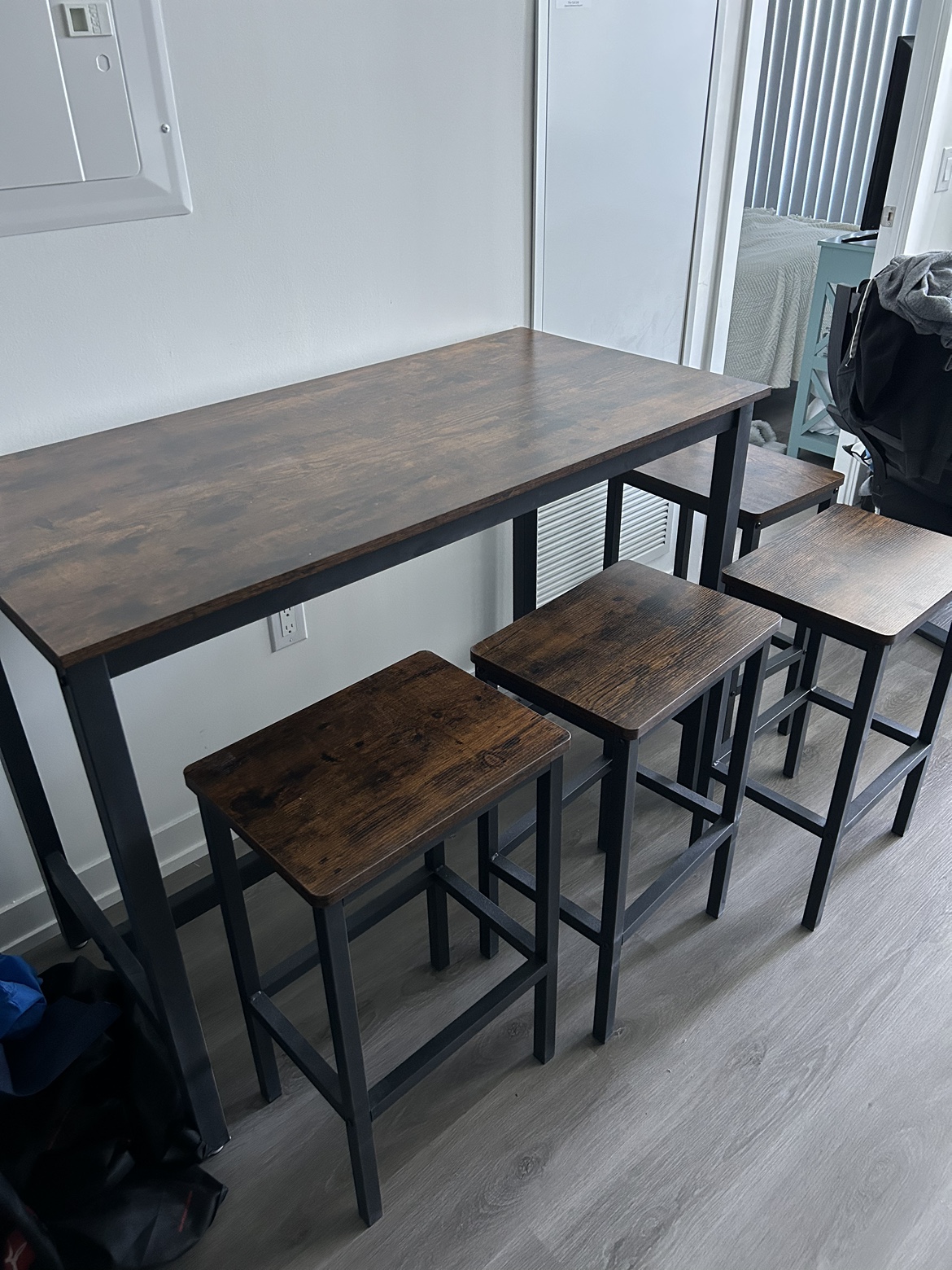 Table Island bar with 4 stools