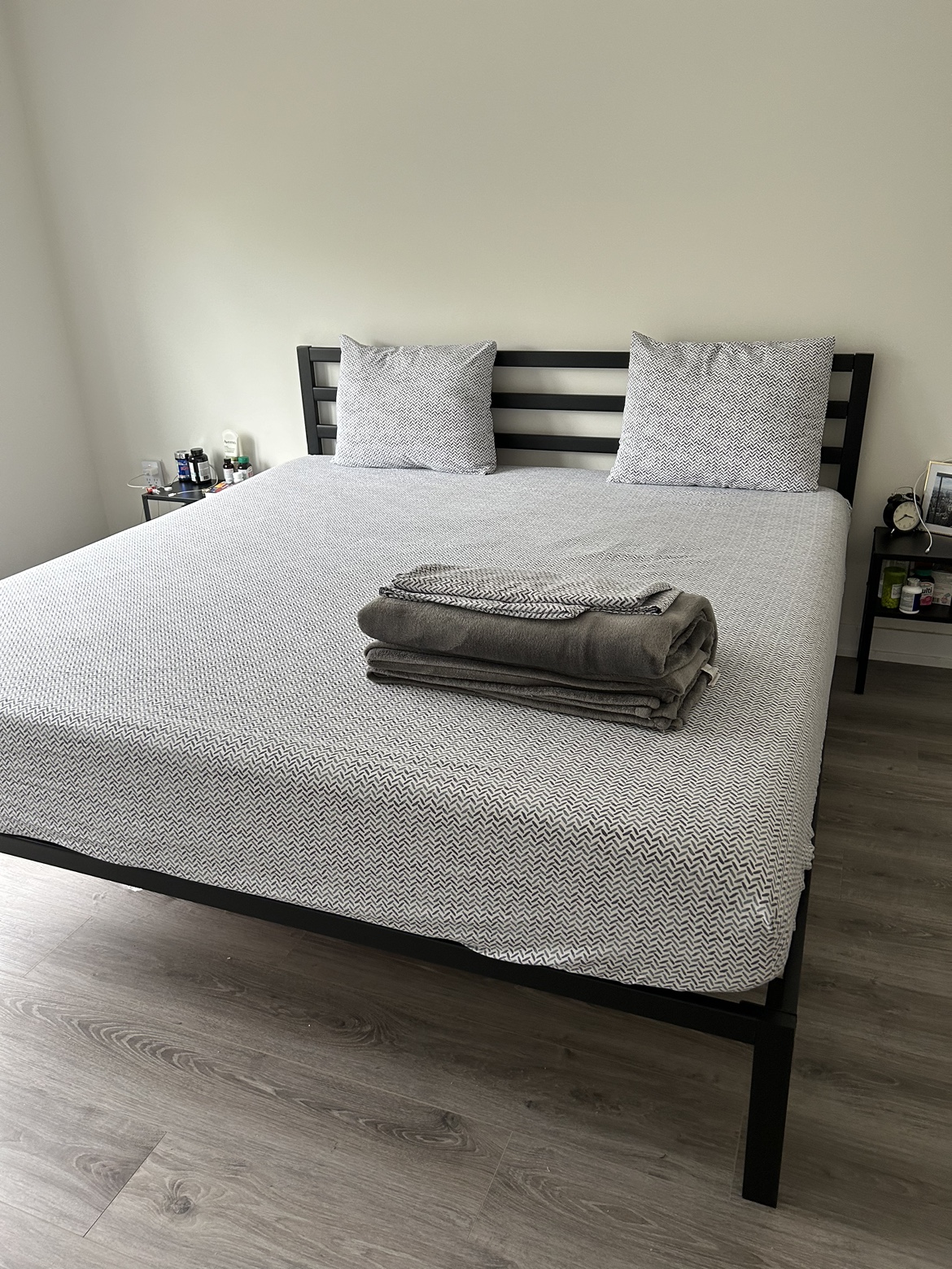 King metal bed frame with mattress and 2 matching nightstands