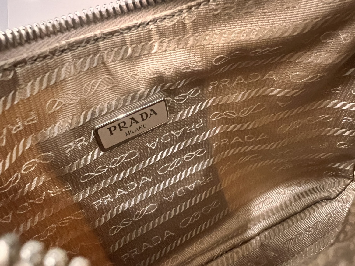 Authentic Prada Re-edition 2005 leather handle - photo 4