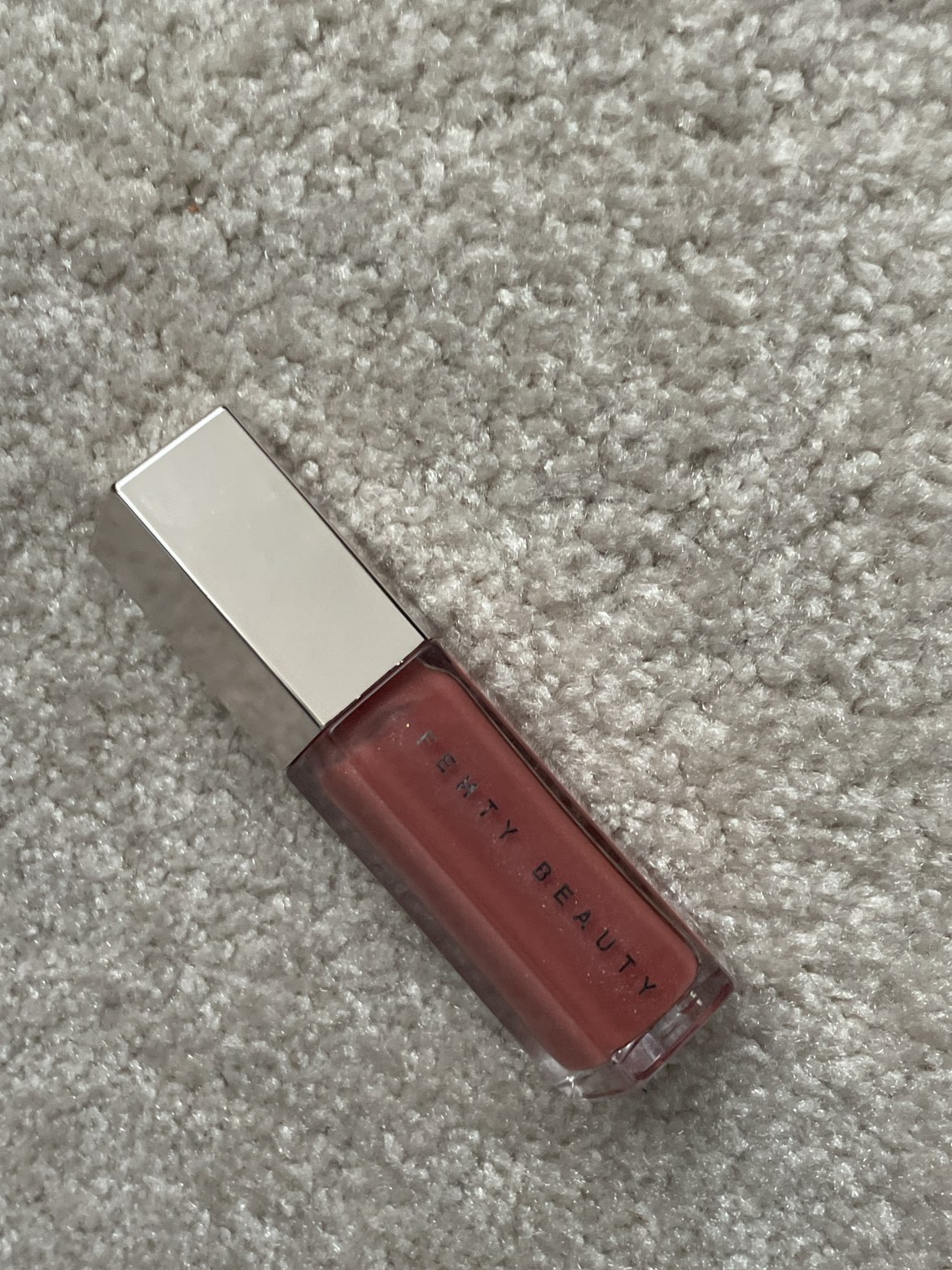 Fenty Beauty gloss bomb 02 FUSSY