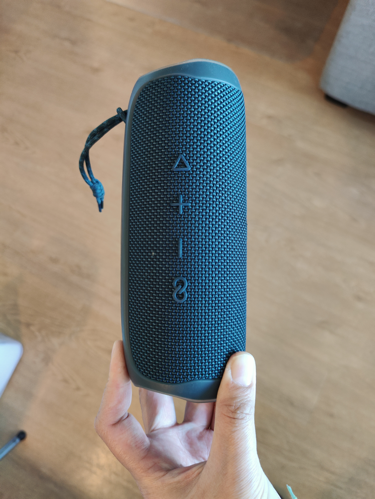 JBL Flip 5 Bluetooth Speaker thumbnail