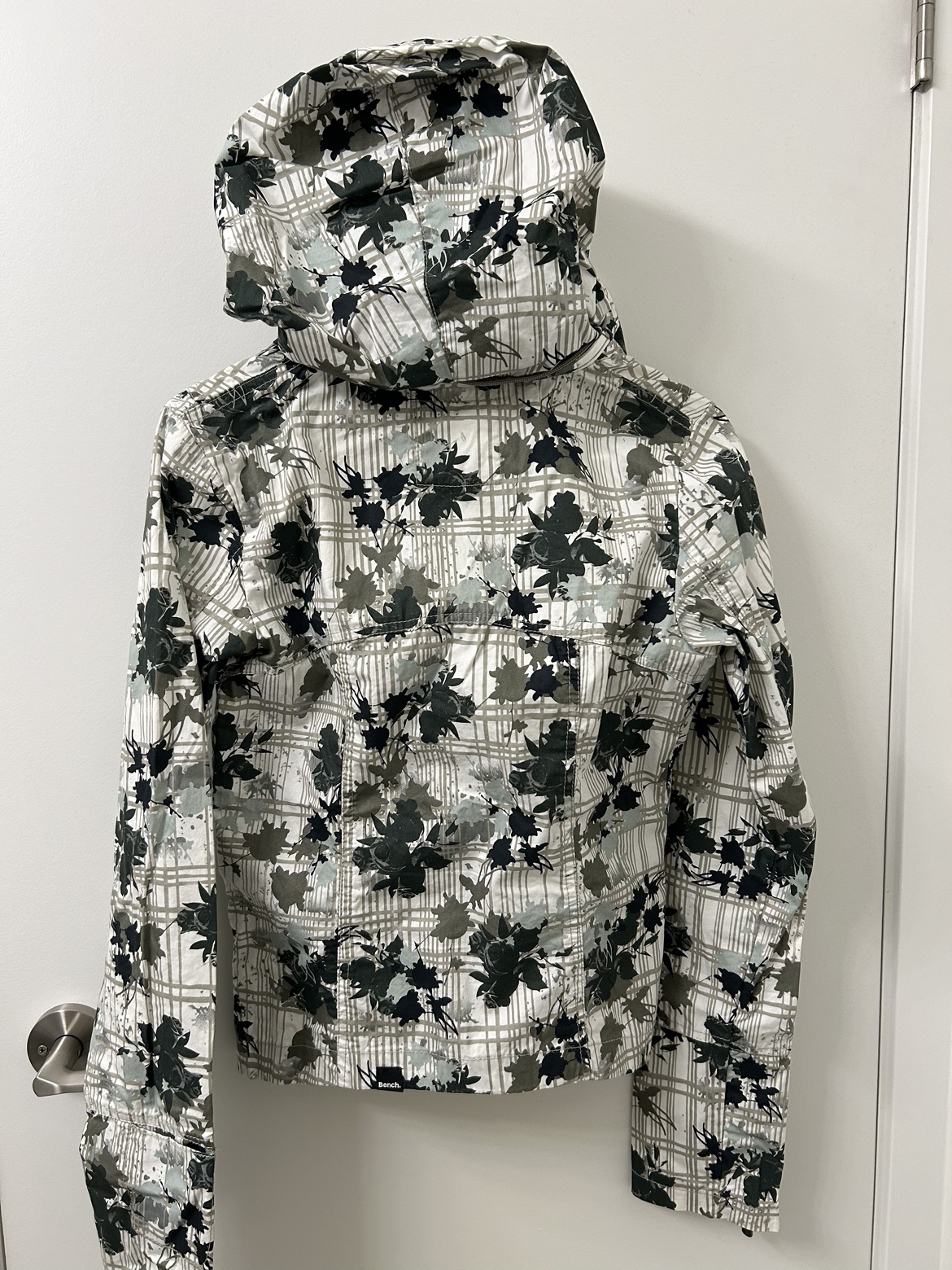 Bench jacket with hoodie image indicator(3)