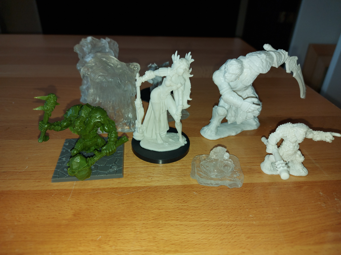 Dungeons and Dragons miniature lot, unpainted image indicator(2)