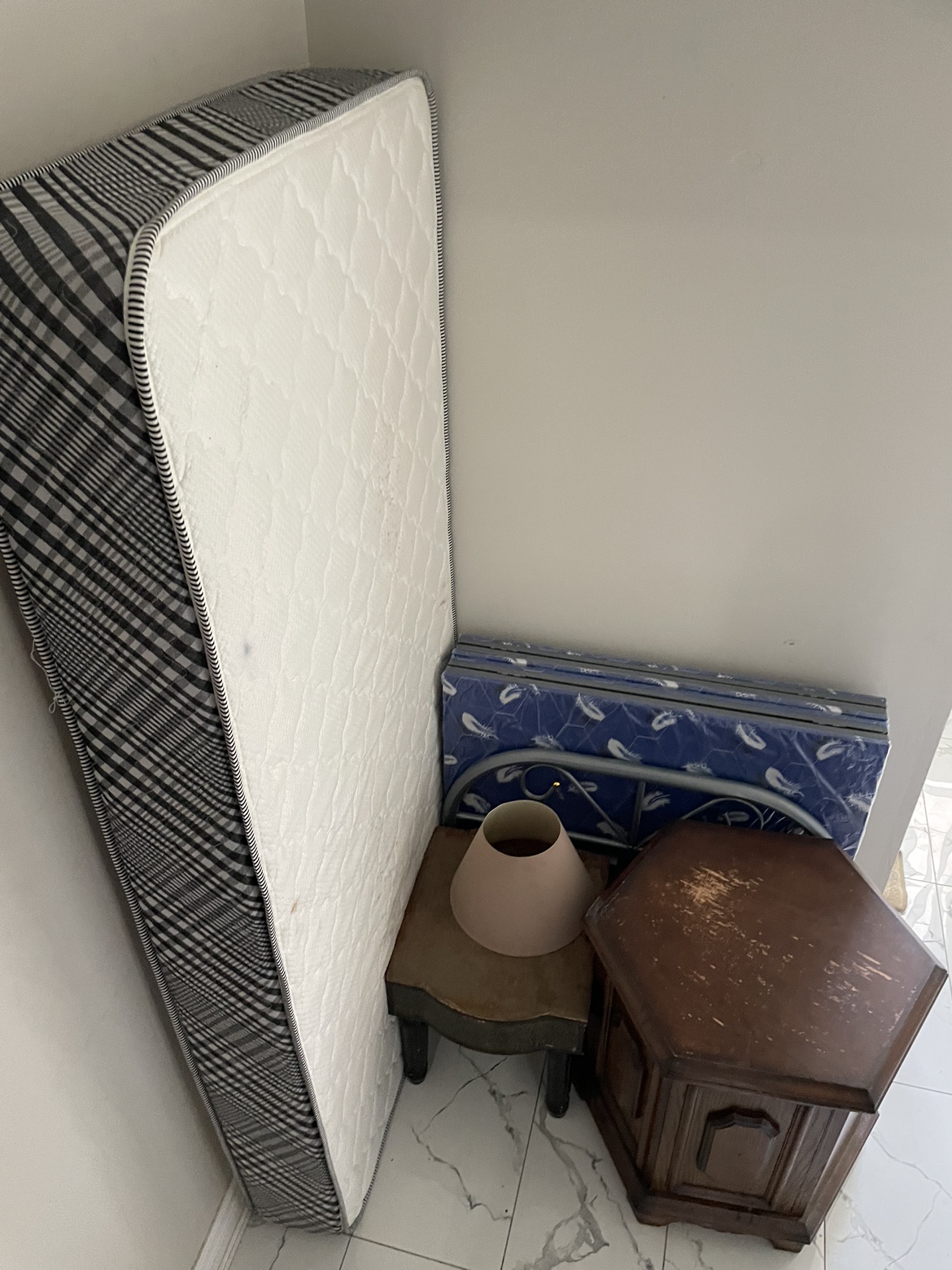 Folding Bed and mattress (both single) for sale ; used like new - photo 5
