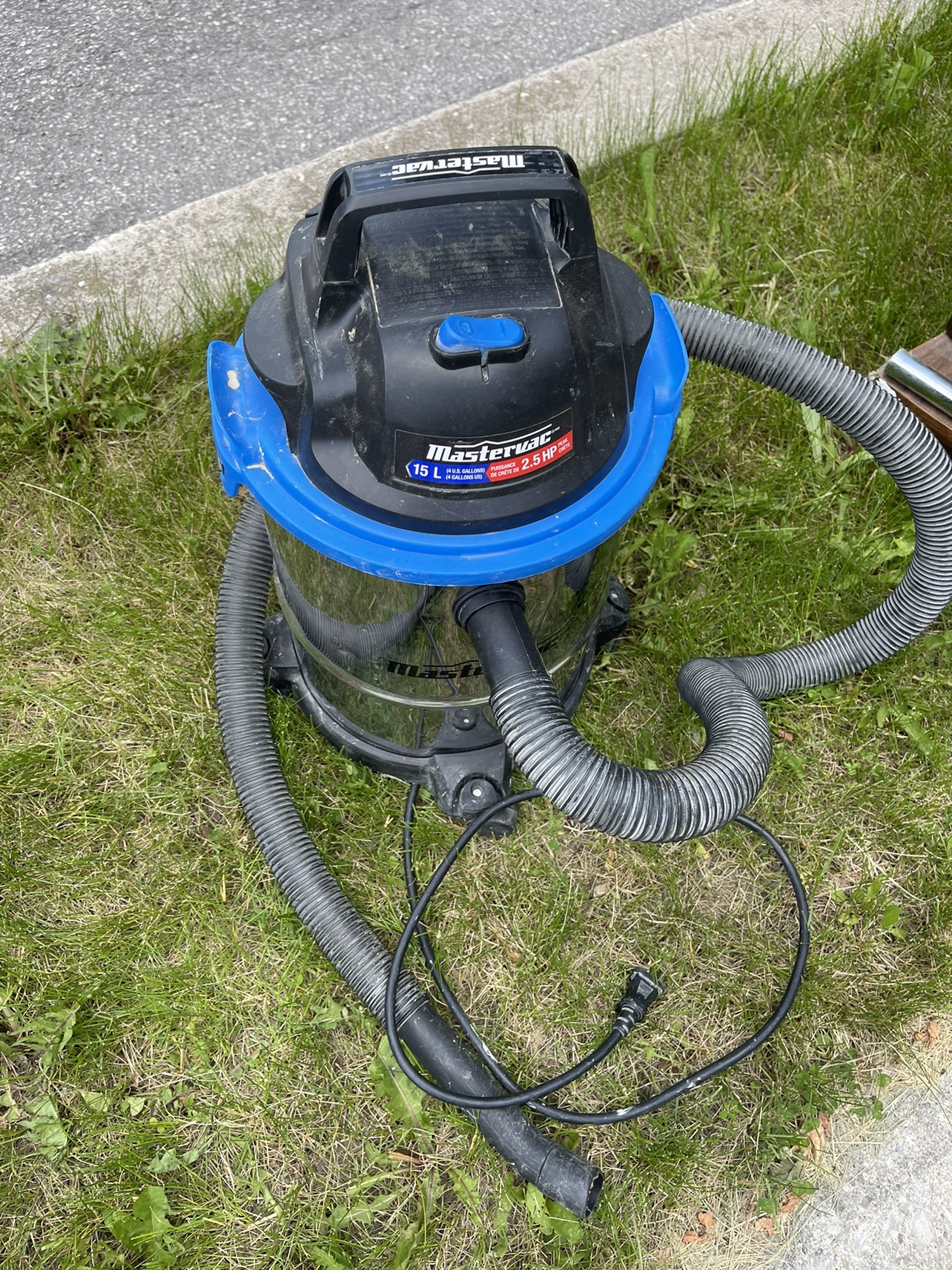 Small Shop Vac (not sure if it works) thumbnail