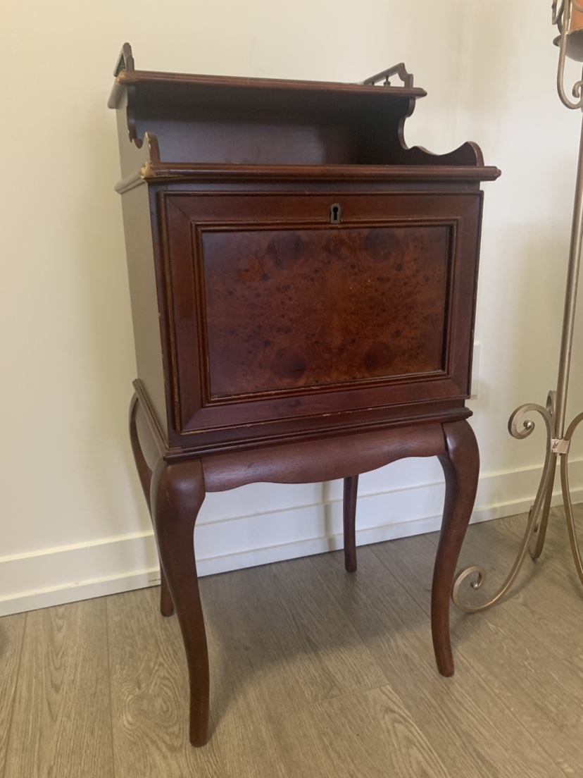 FREE - table from the Bombay Company thumbnail
