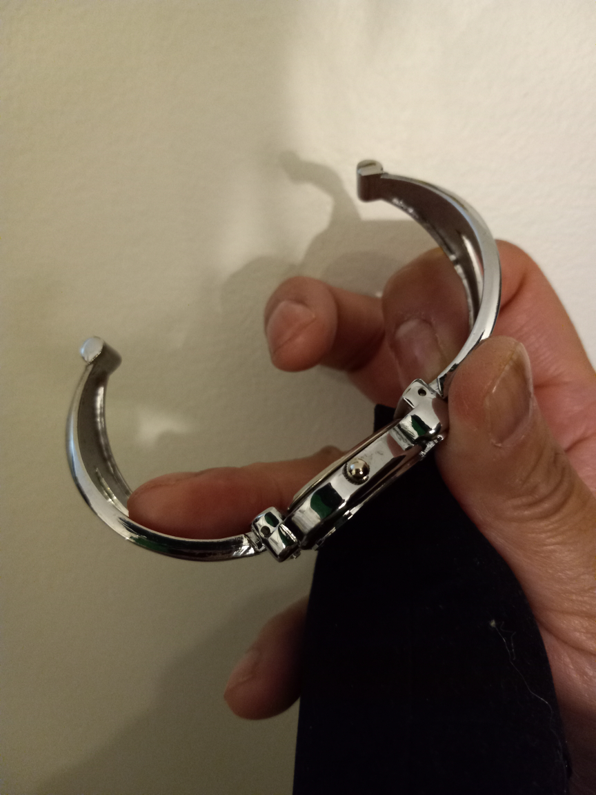 quartz cuff watch (new,) image indicator(5)