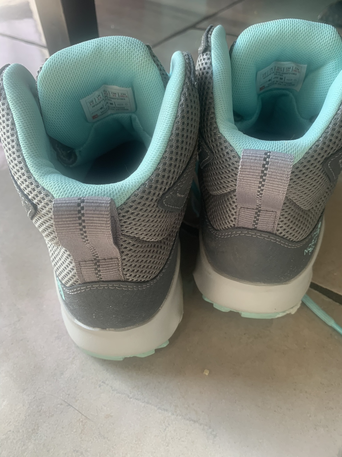 Girls Columbia hiking boots image indicator(2)