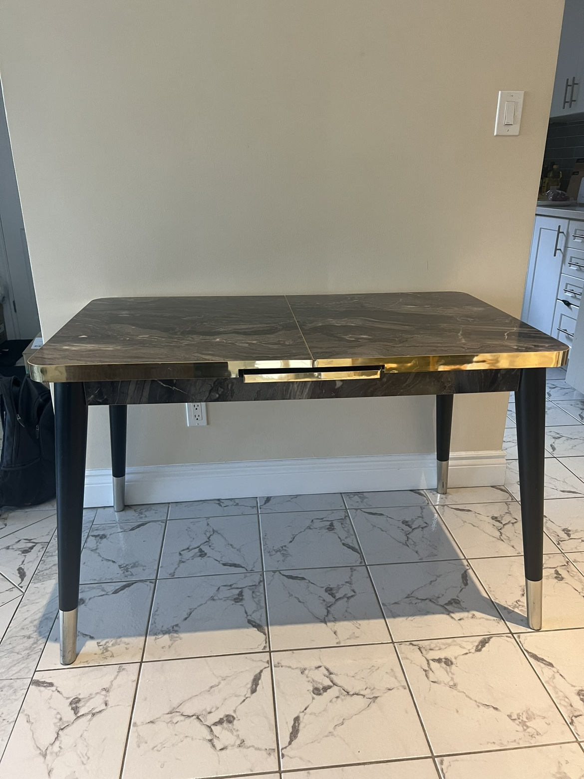 Dining Table (in great condition)