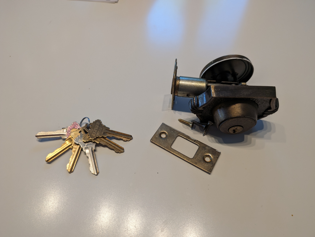 Deadbolt with 6 keys ♥️