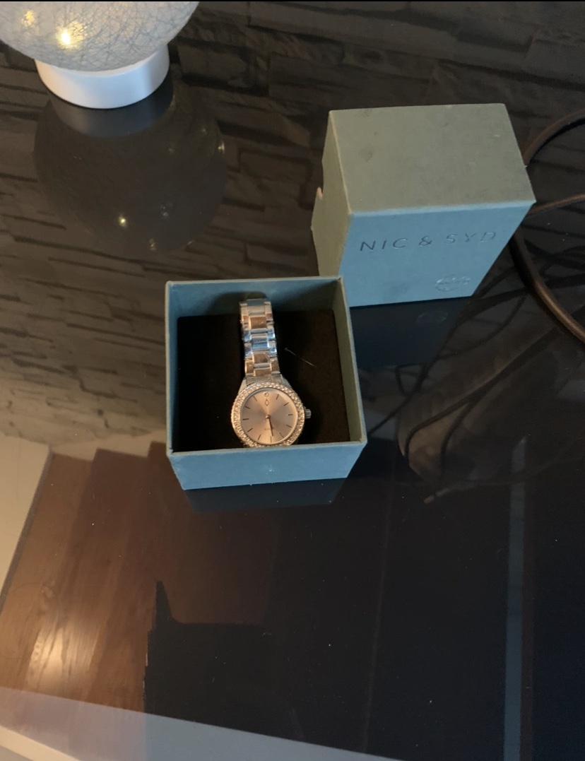 Brand new Nic and Syd SWAROVSKI diva crystal watch image indicator(3)