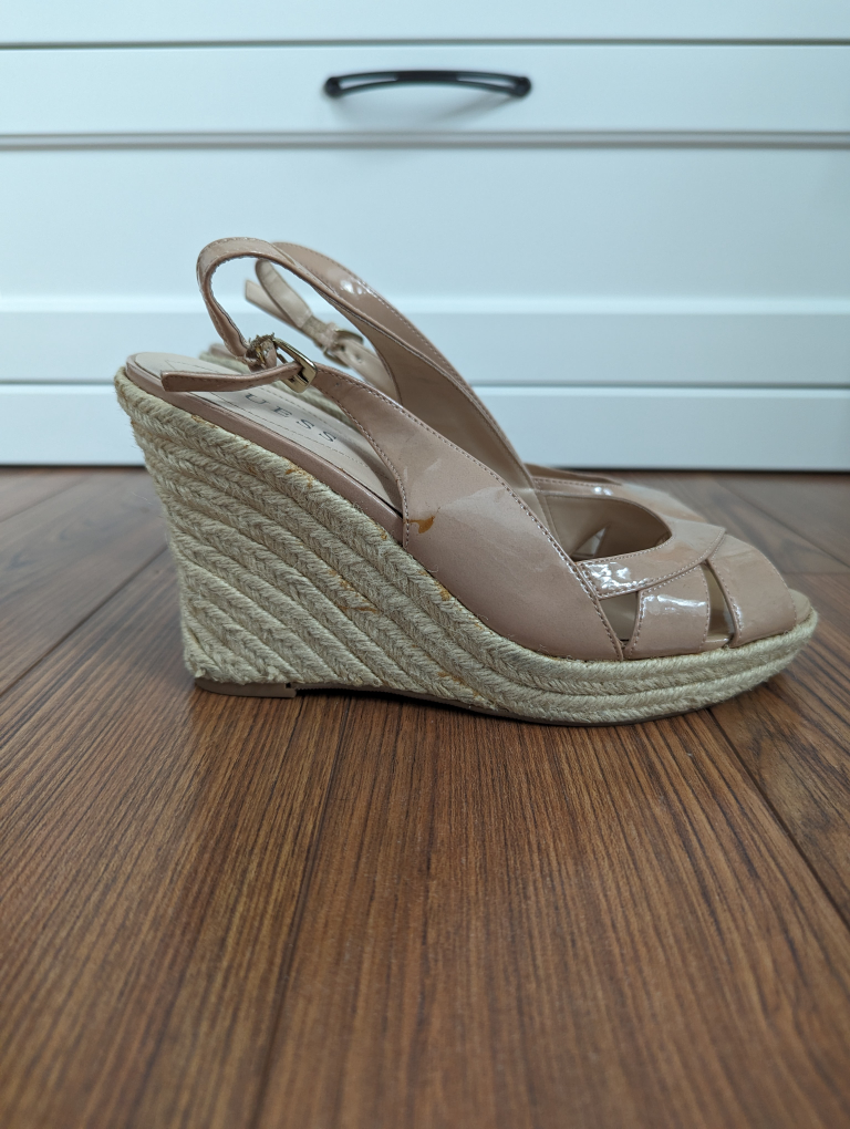 Sz 9? Women's Wedge Sandals GUESS image indicator(3)
