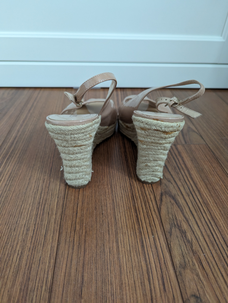 Sz 9? Women's Wedge Sandals GUESS image indicator(5)