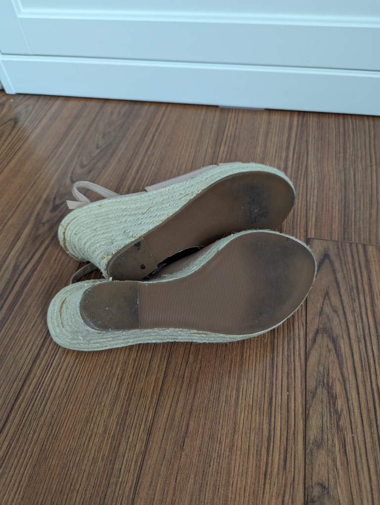 Sz 9? Women's Wedge Sandals GUESS image indicator(6)