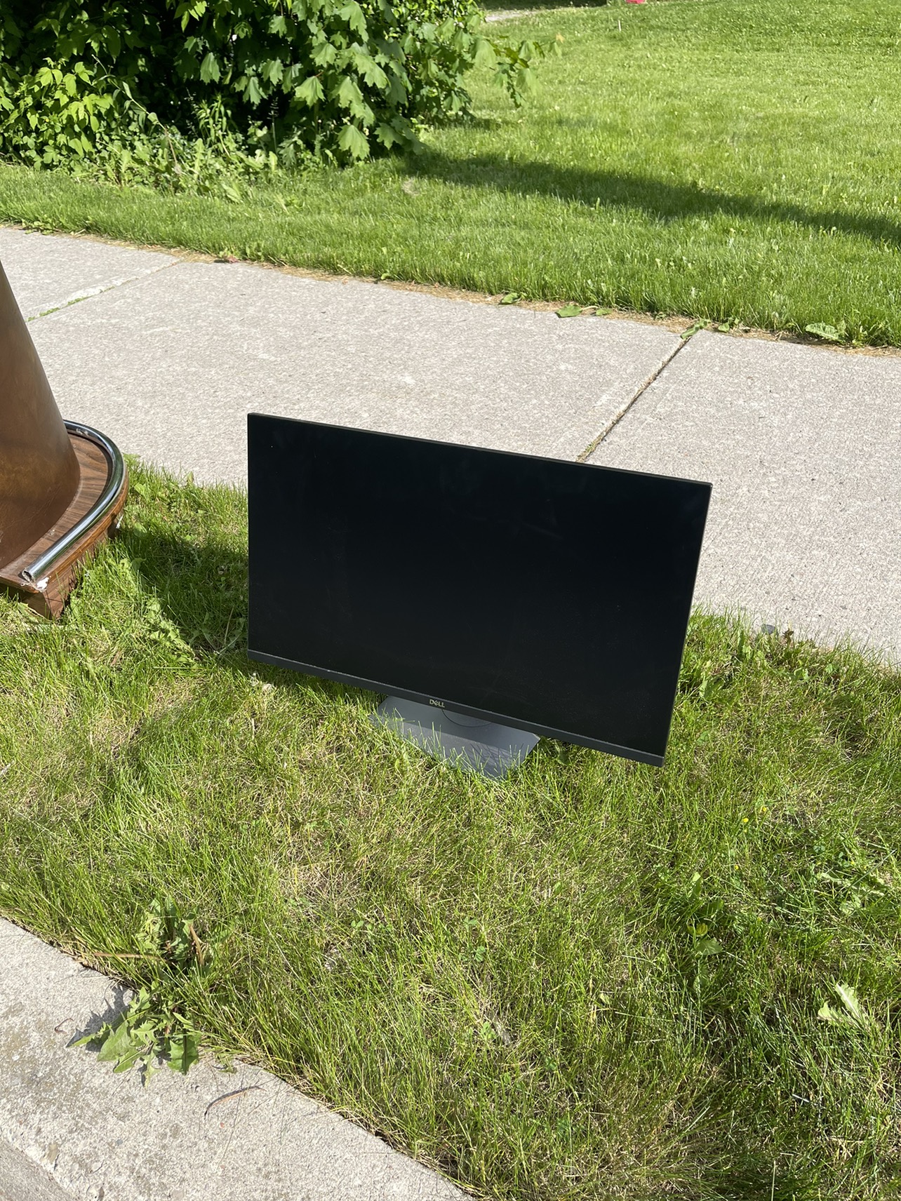 Dell Monitor for Parte (Broken LCD Panel) thumbnail