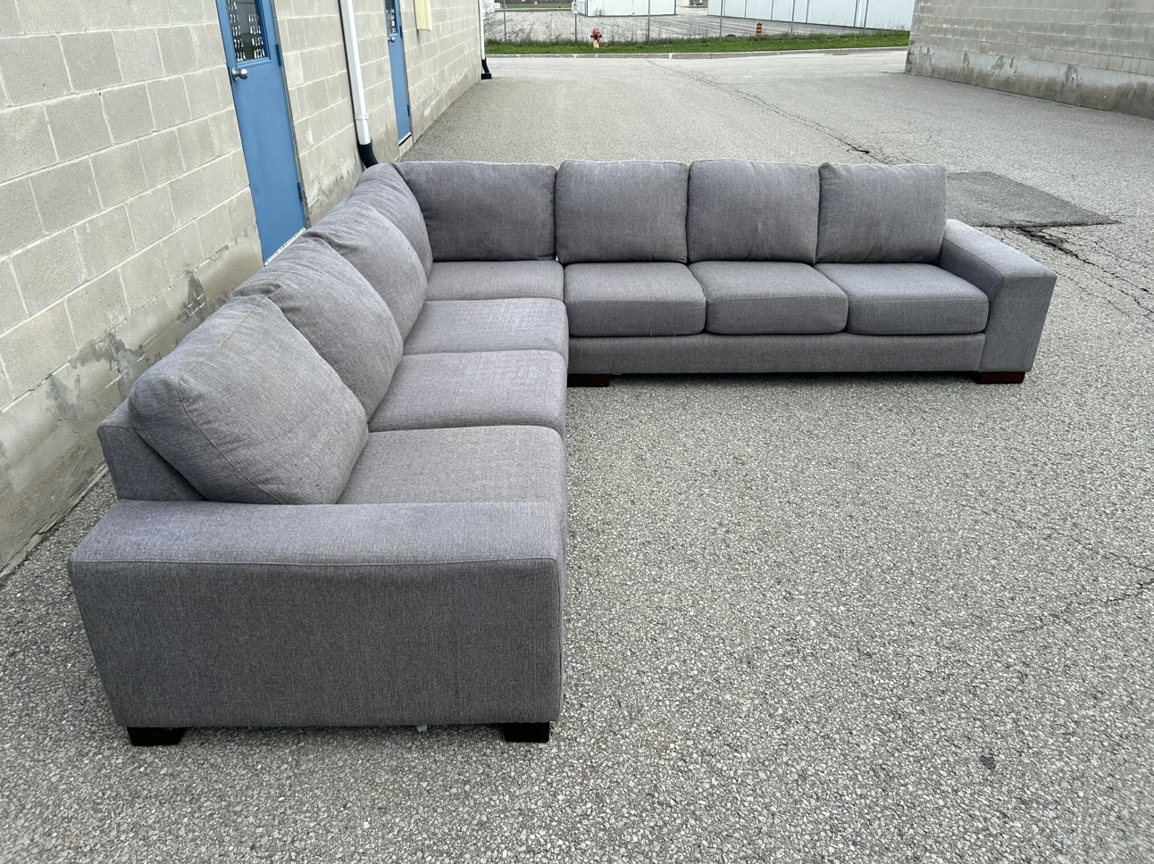 FREE DELIVERY• GREY MODERN LARGE SECTIONAL COUCH / SOFA - photo 2