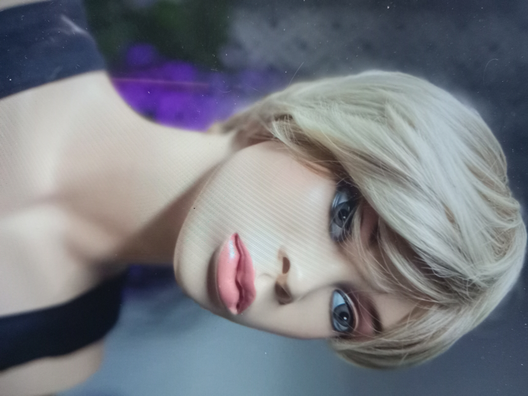 Blonde short wig image indicator(10)