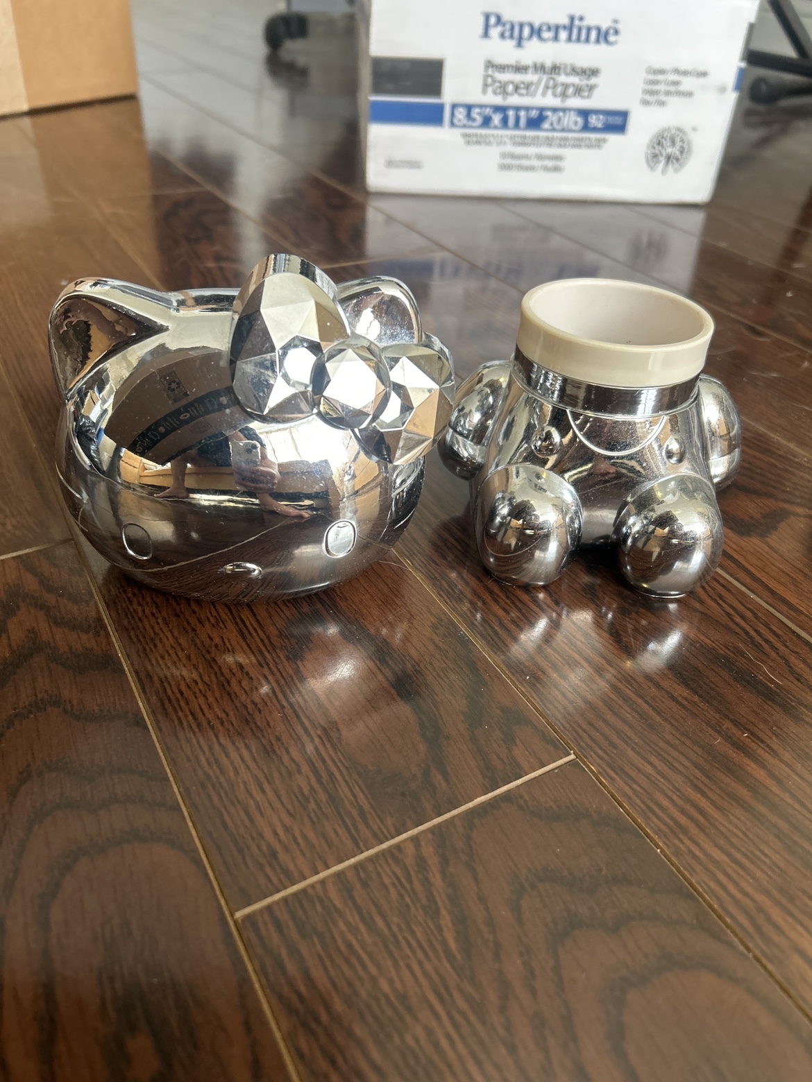 Rare SEPHORA Chrome Silver Hello Kitty Makeup Brush Holder image indicator(2)