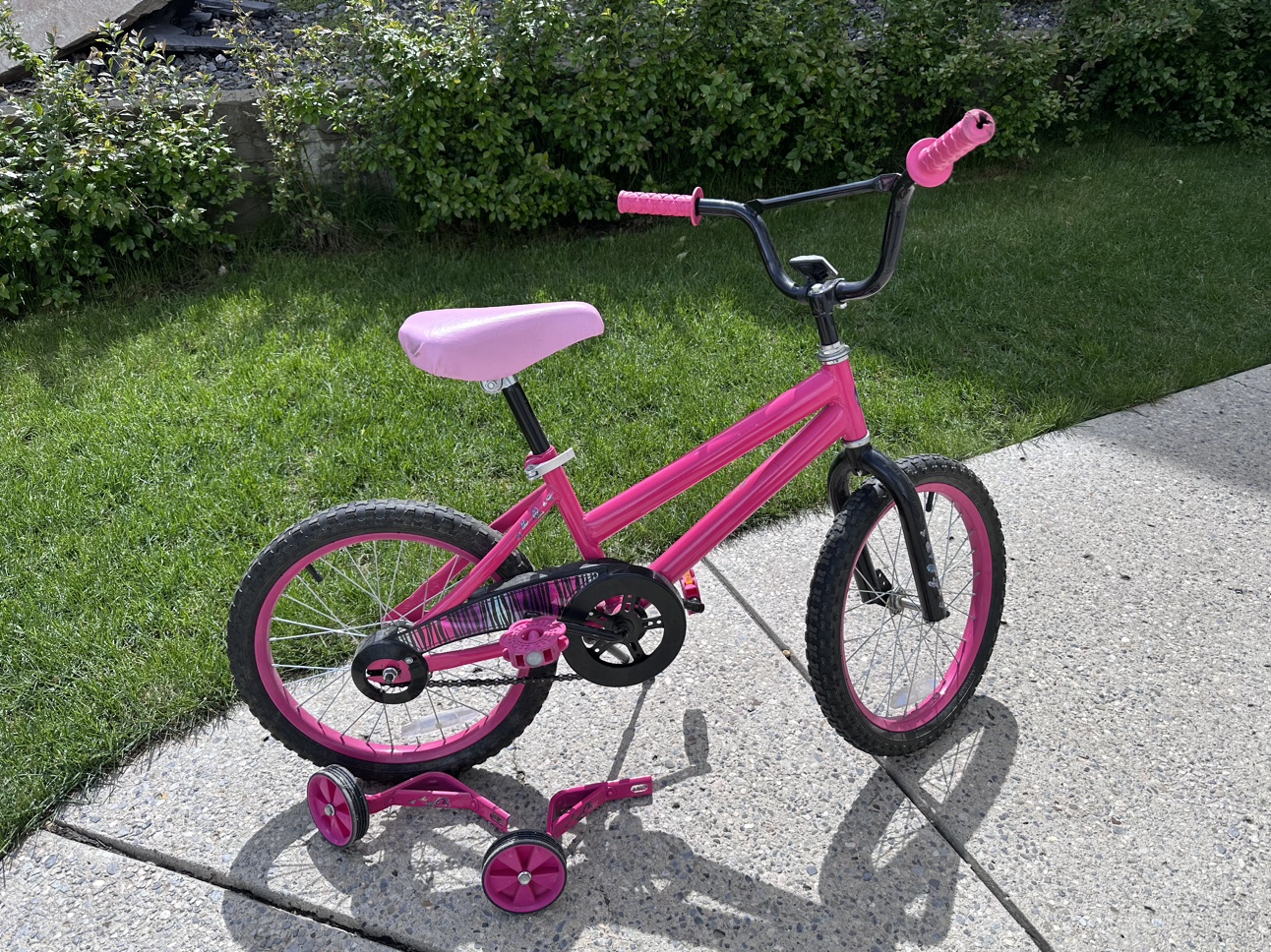 Kids bike with 18” wheels, basket, and training wheels - photo 2