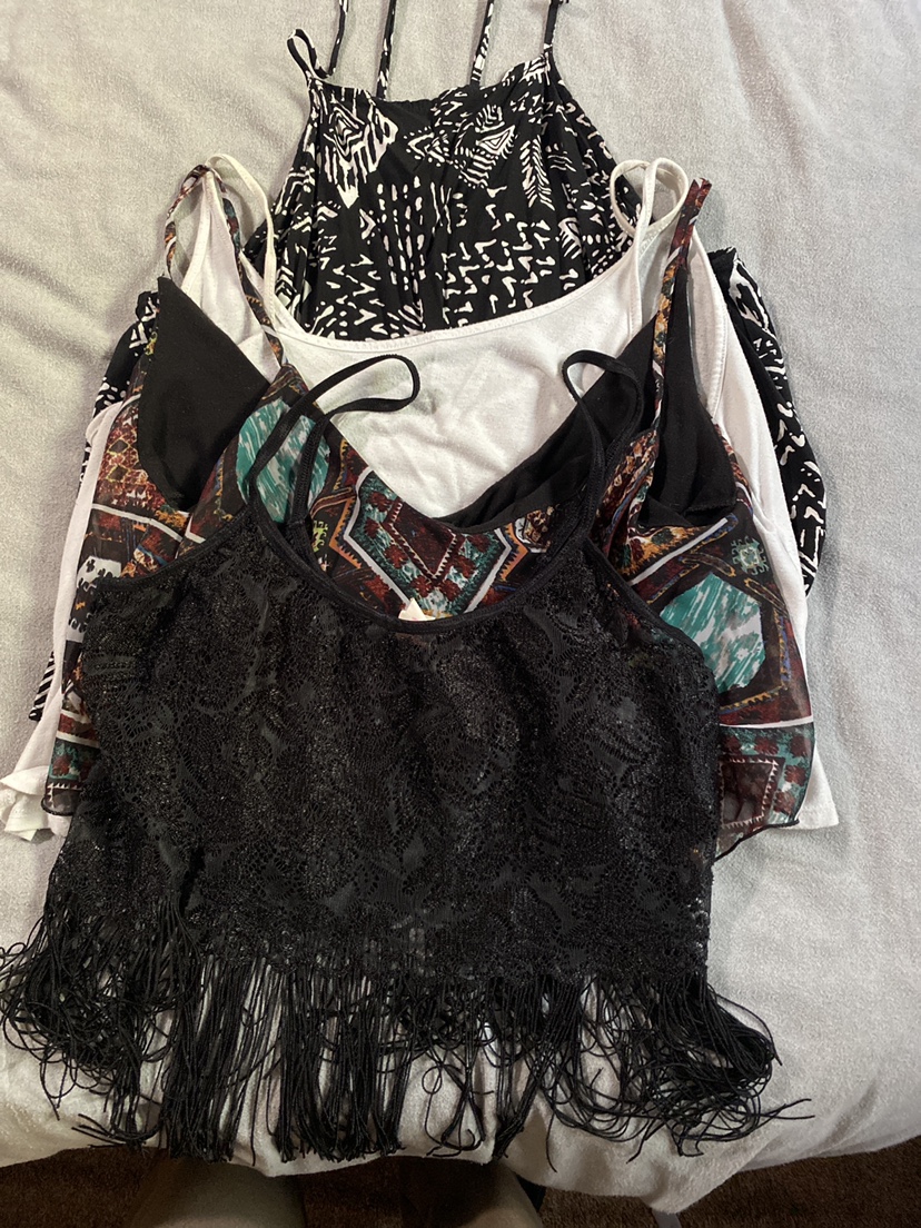 4 crop tank tops (m)