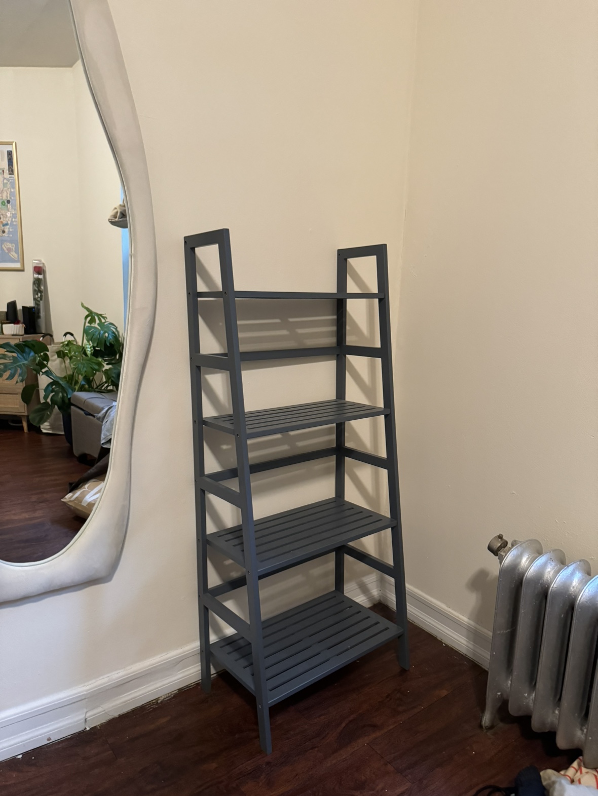 Small shelf unit