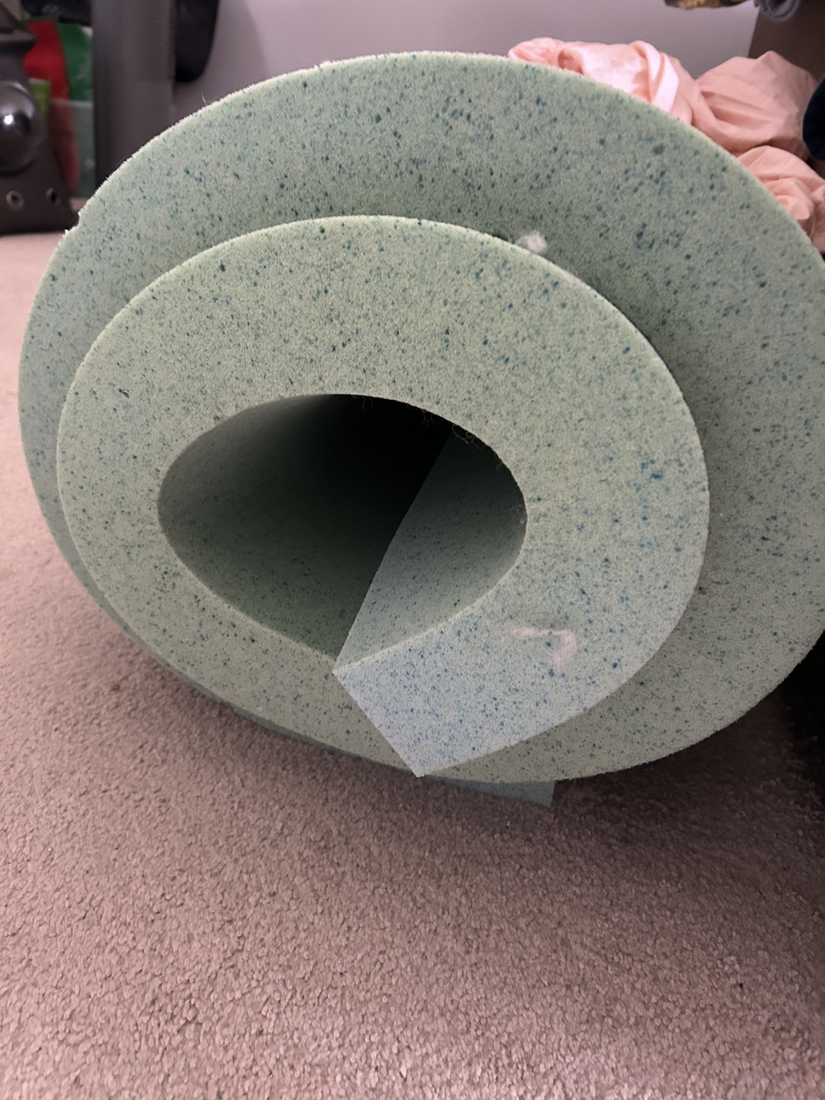 Queen wsize Memory foam bed, topper 2 1/2 inch thickness.