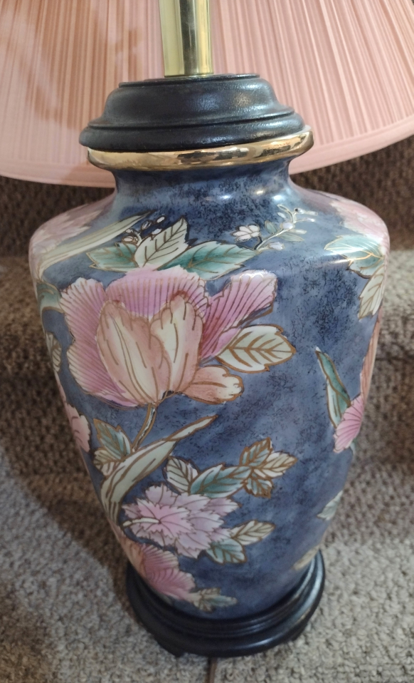 Beautiful Flowered Table Lamp image indicator(2)