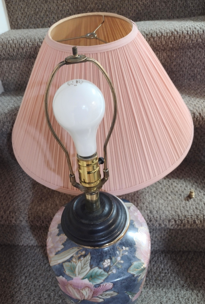 Beautiful Flowered Table Lamp image indicator(4)
