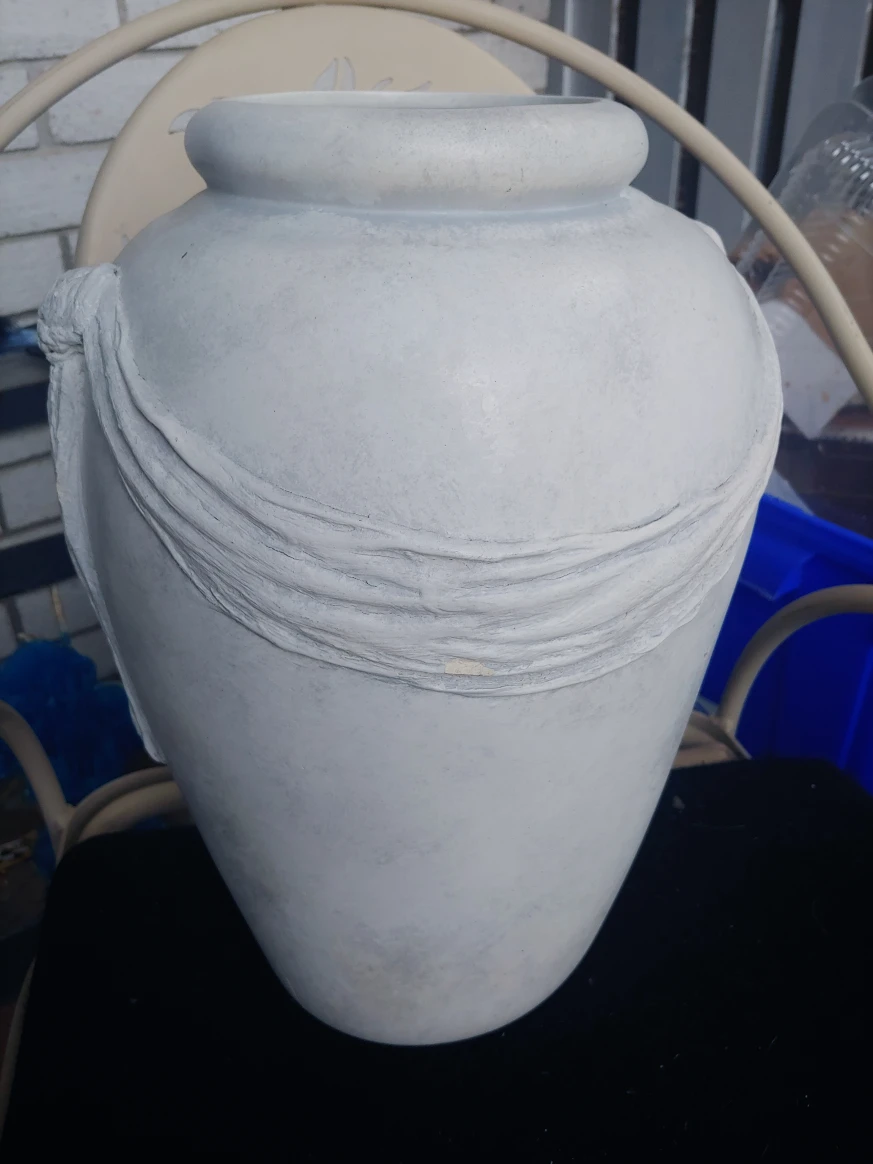 2  guy de  pelteau urn image indicator(2)