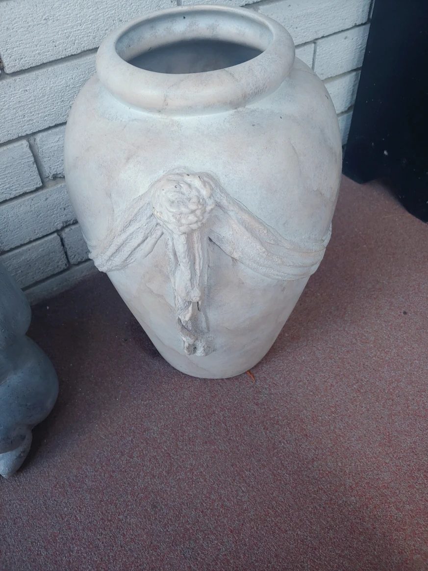 2  guy de  pelteau urn image indicator(6)