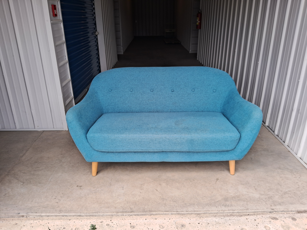 Brciks loveseat