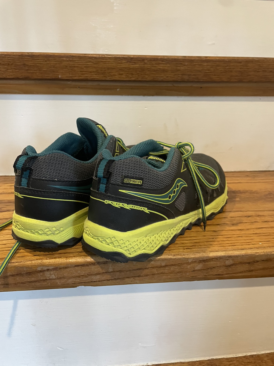 Boys Saucony size 5.5 like new - photo 3