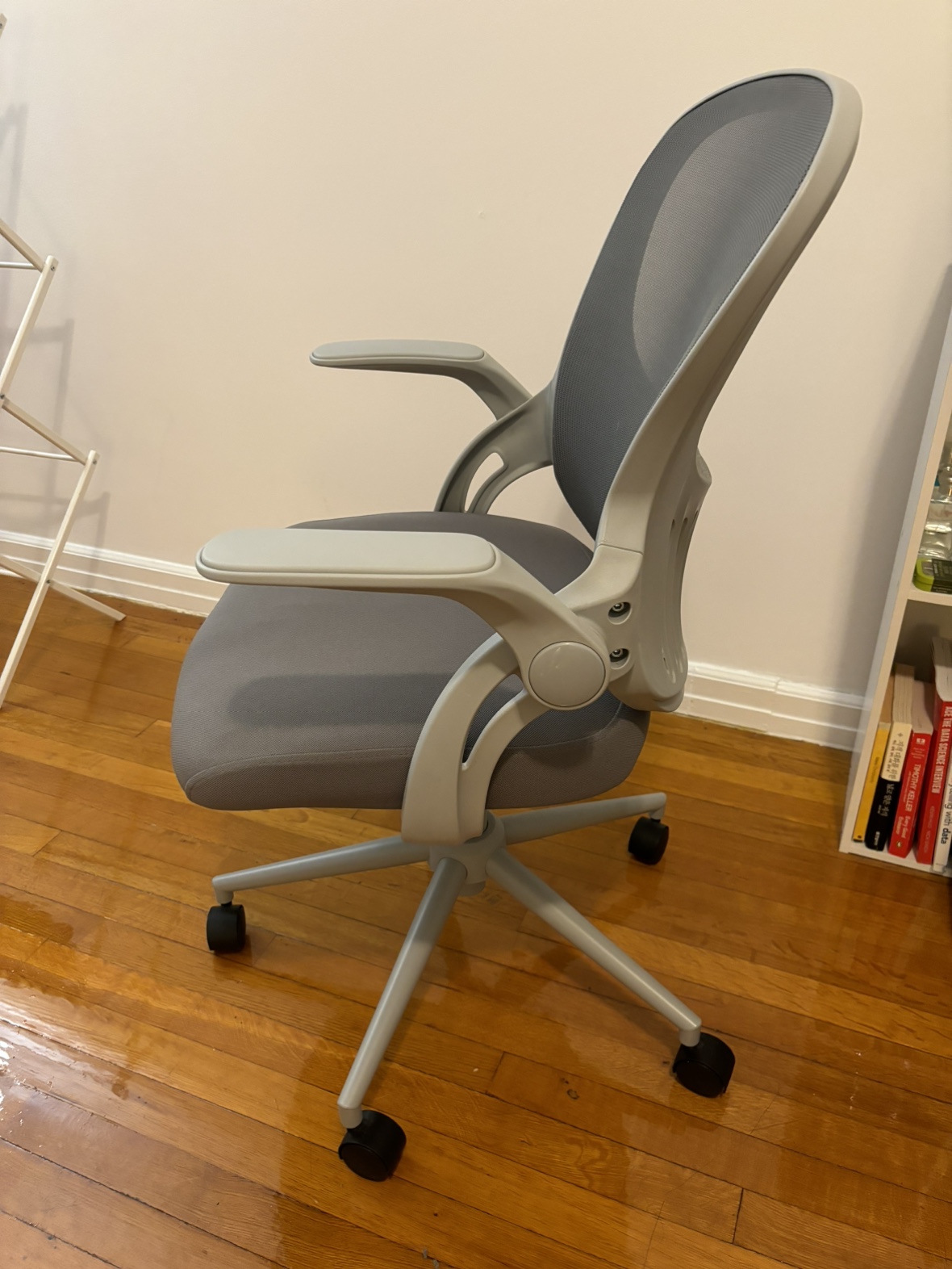 Grey ergonomic office chair - photo 2