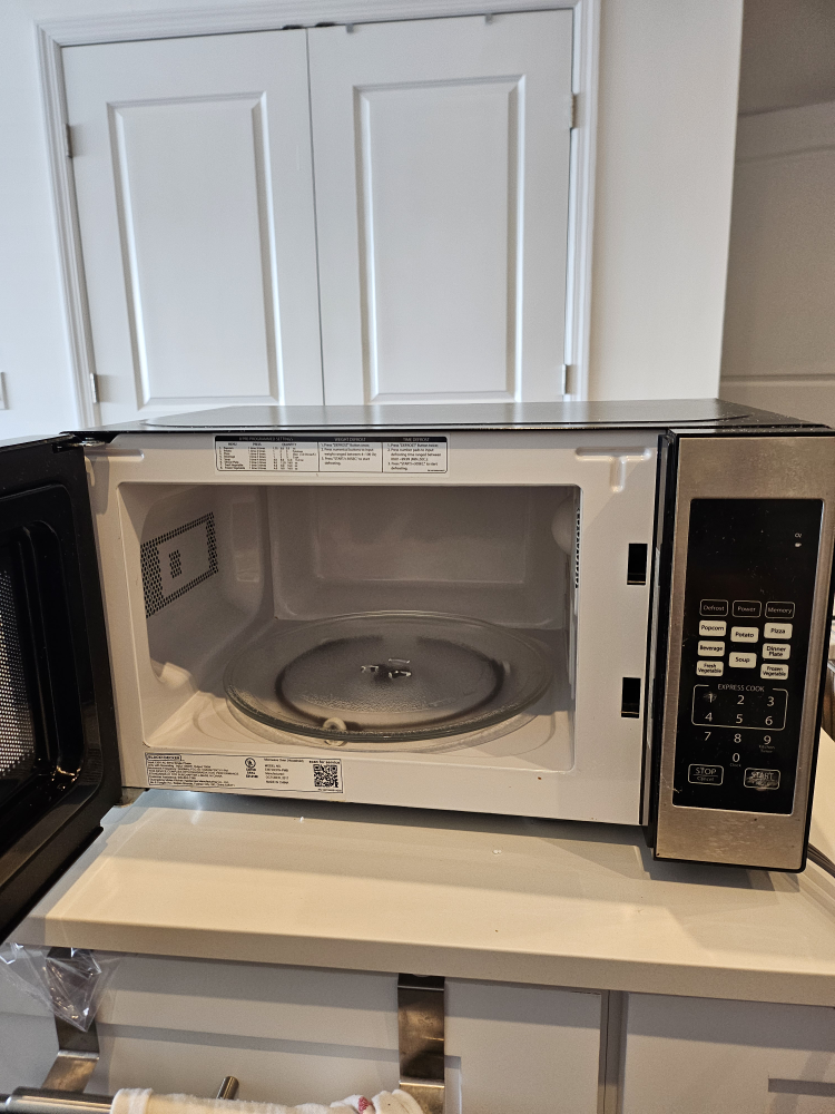 Black Decker 0.7 Cu Ft EM720CPN-PMB thumbnail