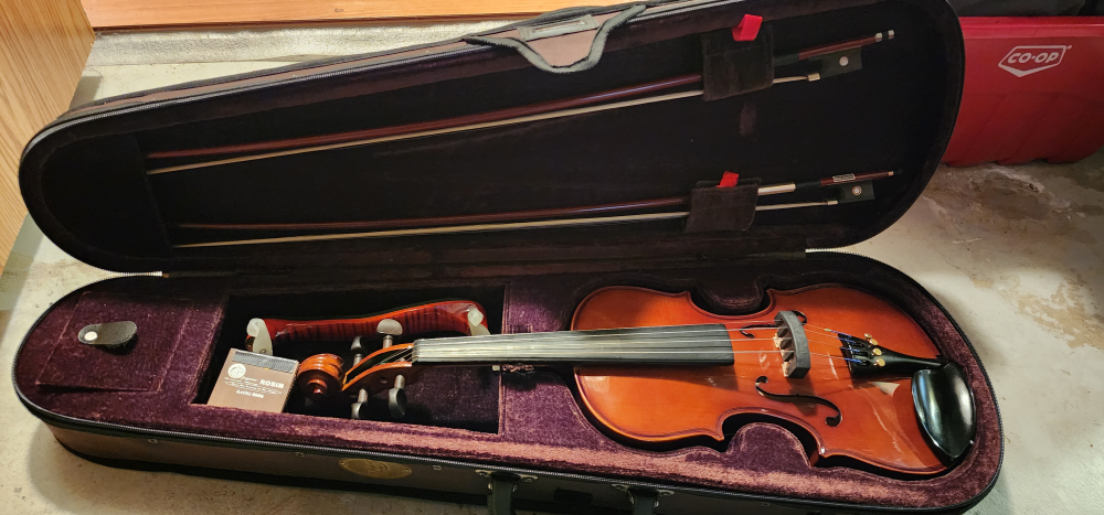 3/4 sized violon with 2 bows and rosin
