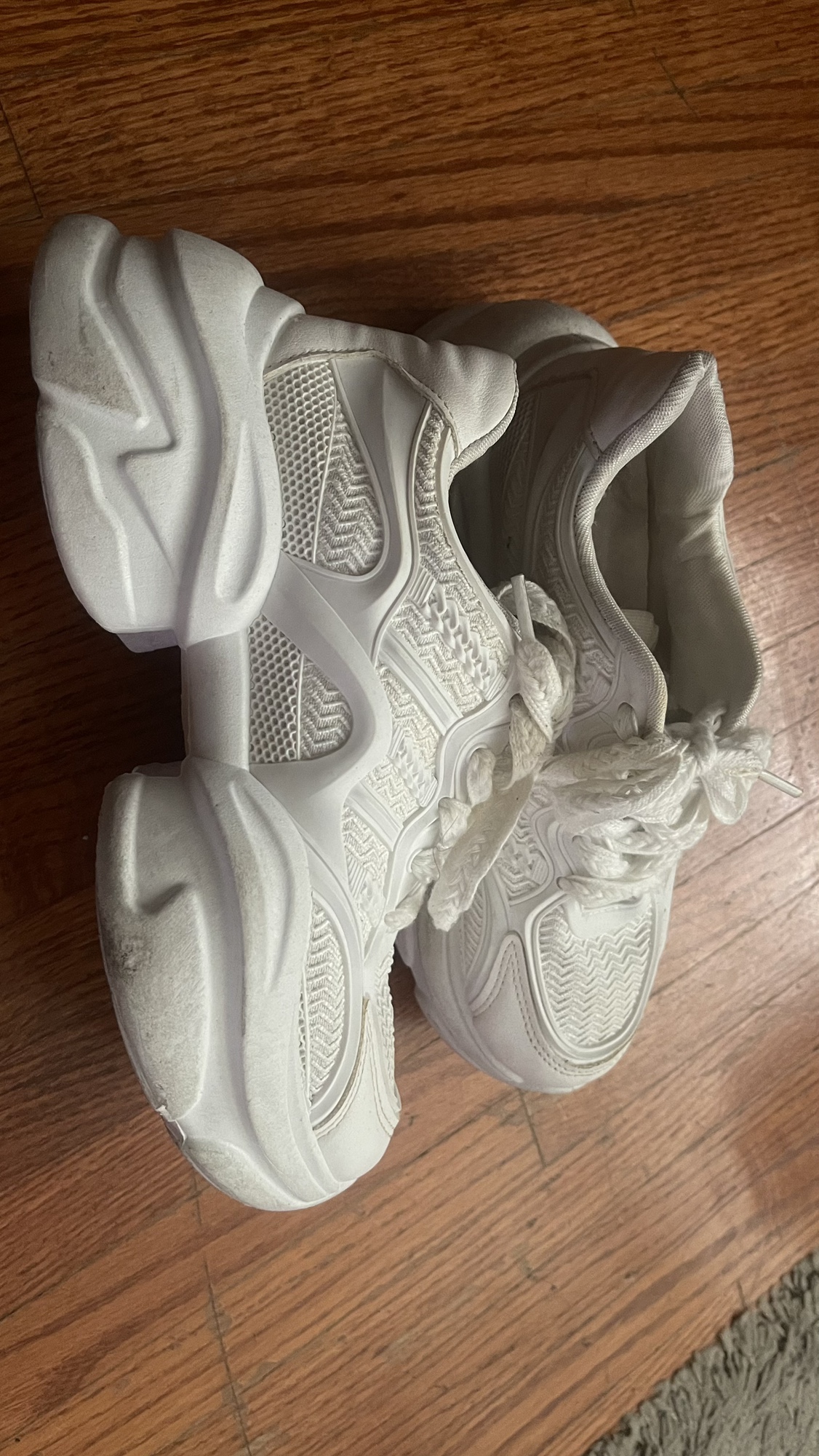 Fashion white sneakers image indicator(4)