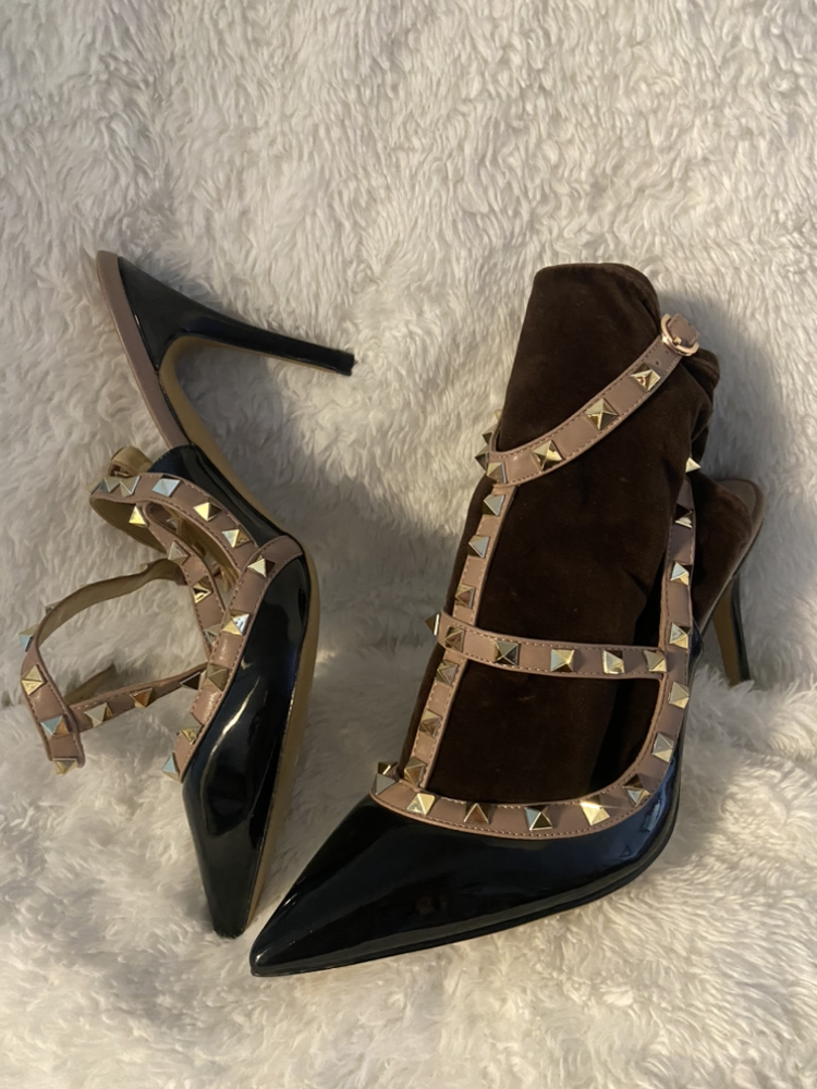 Brand new Valentino studded pumps! image indicator(4)