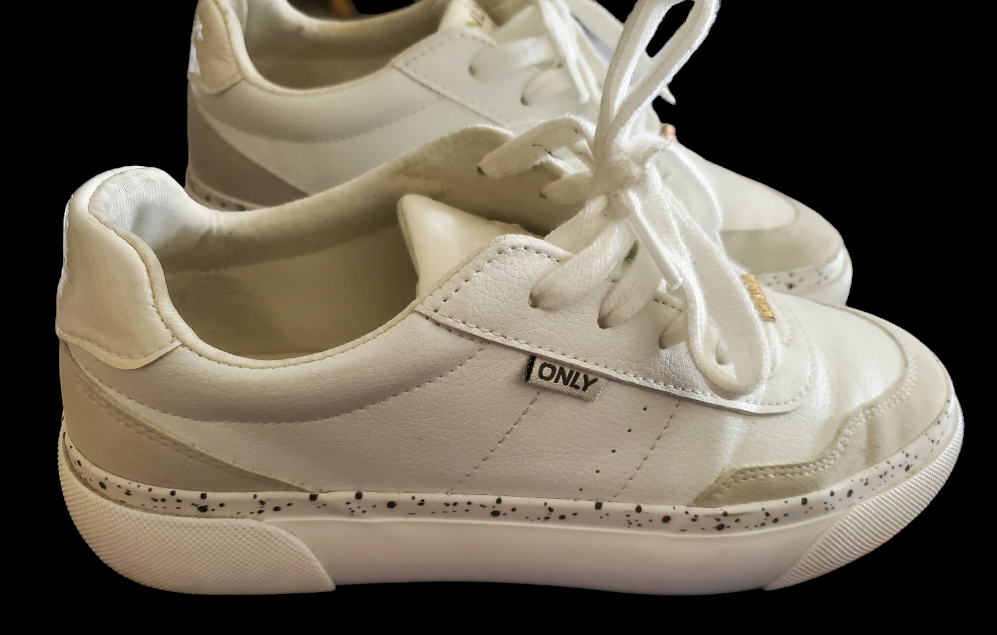 #12 White sneakers image indicator(3)