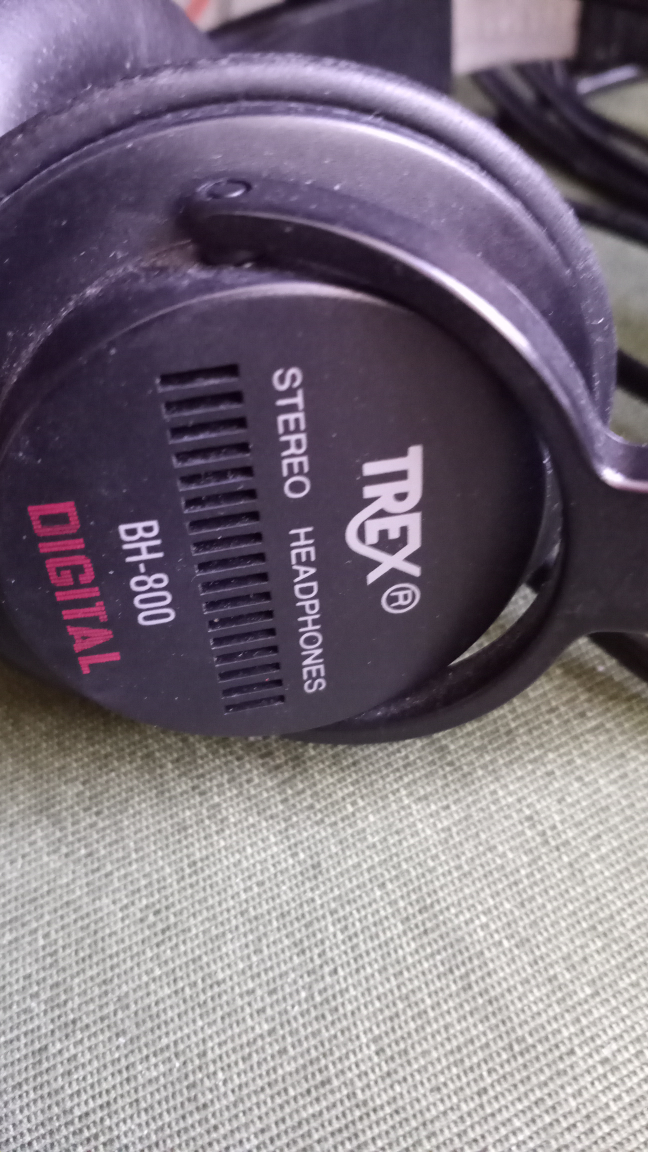 Hifi headphone with six ft cord image indicator(2)