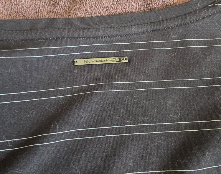 Men's V-neck T-Shirt sz Medium image indicator(3)