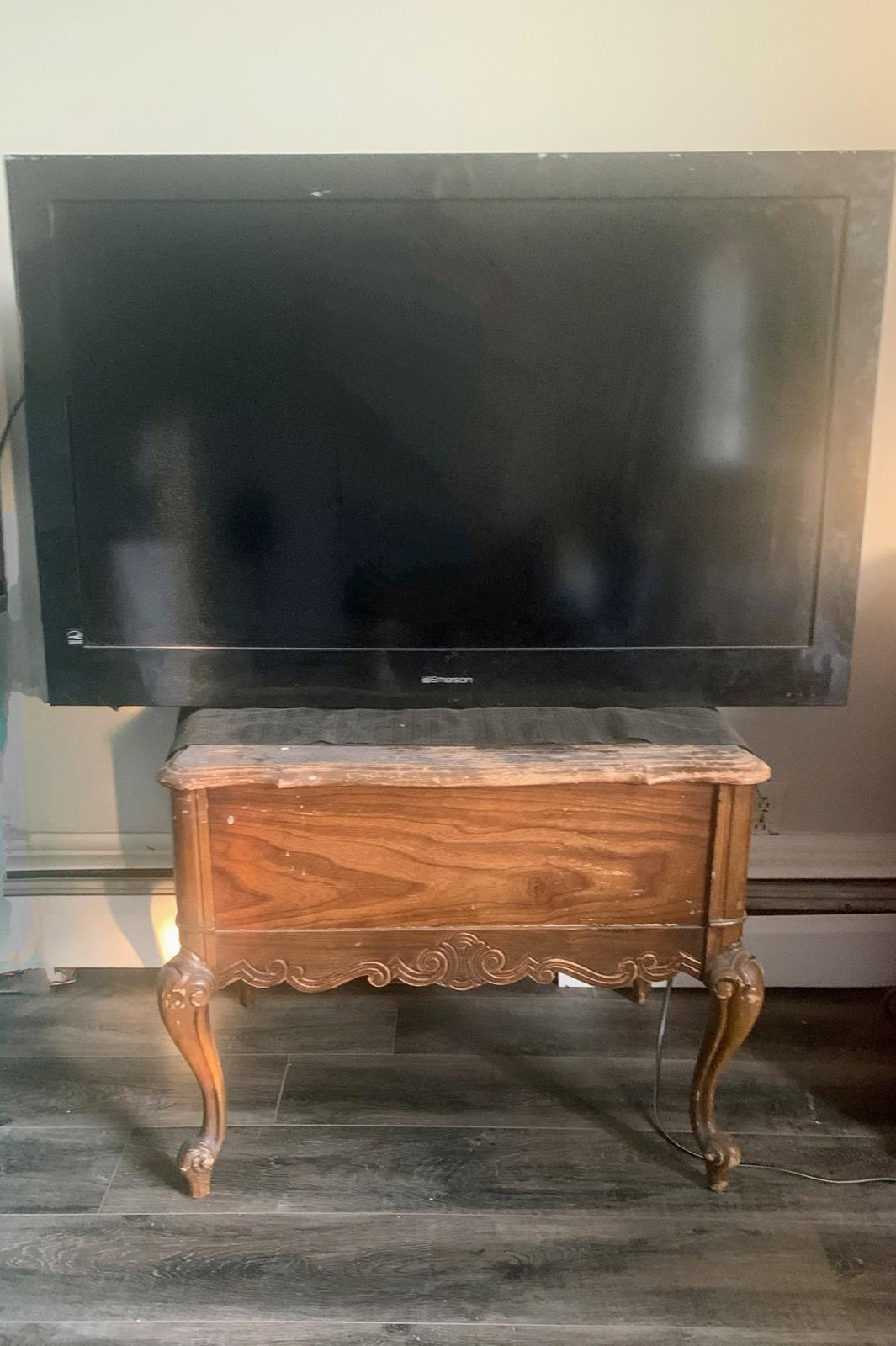 Emerson 32" LCD TV and Wooden Table - photo 3