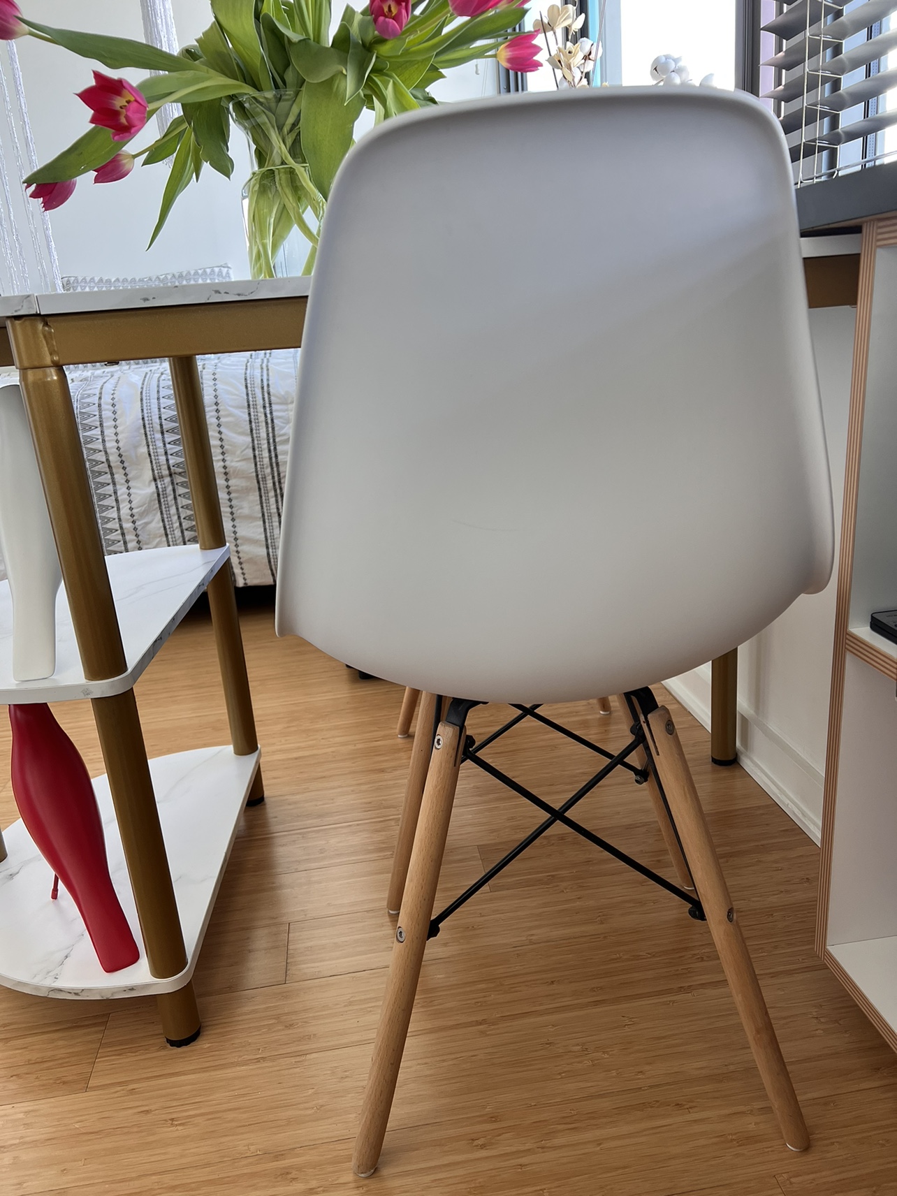 White plastic chair with wooden legs - photo 2