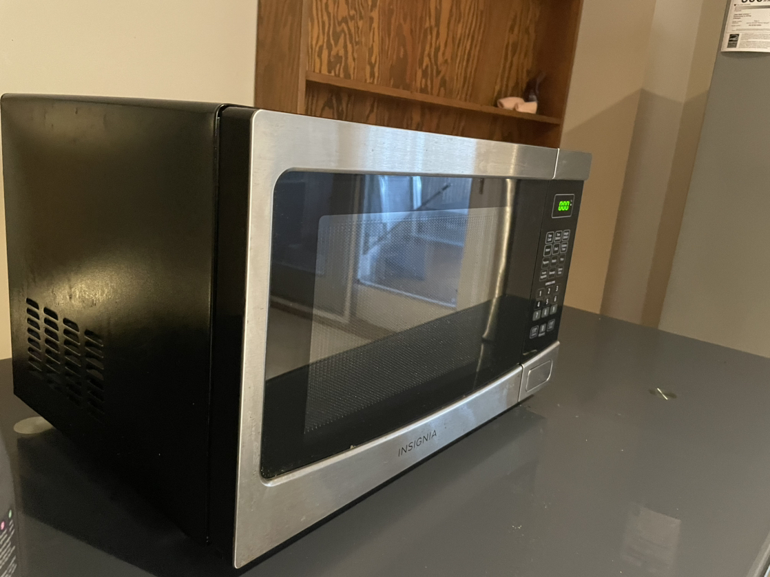 INSIGNIA 1.2 CU. FT. MICROWAVE (BLACK & STAINLESS) - photo 3