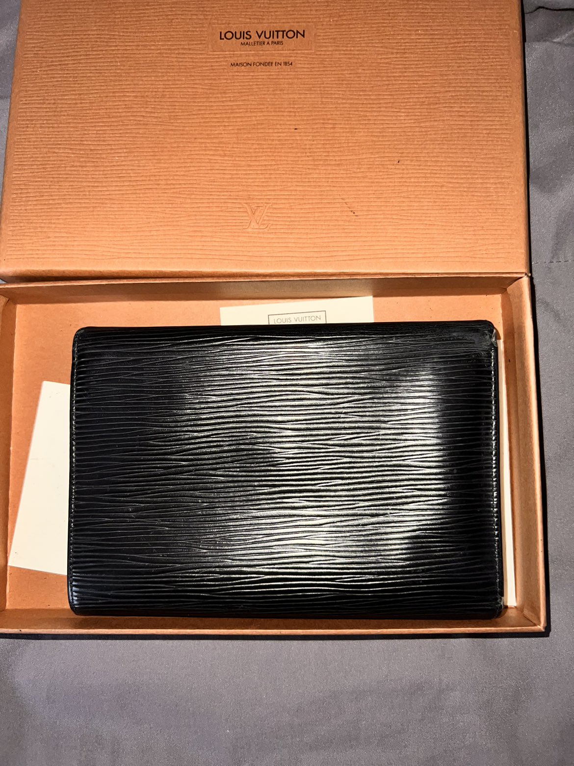 Louis Vuitton wallet image indicator(5)